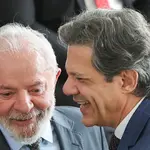 O presidente Luiz Inácio Lula da Silva acompanhado do ministro, Fernando Haddad, durante cerimônia de lançamento do programa “Crédito do Trabalhador”, em Brasília, DF (12/3/2025) | Foto: Antonio Cruz/Agência Brasil