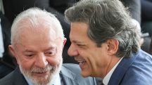 O presidente Luiz Inácio Lula da Silva acompanhado do ministro, Fernando Haddad, durante cerimônia de lançamento do programa “Crédito do Trabalhador”, em Brasília, DF (12/3/2025) | Foto: Antonio Cruz/Agência Brasil