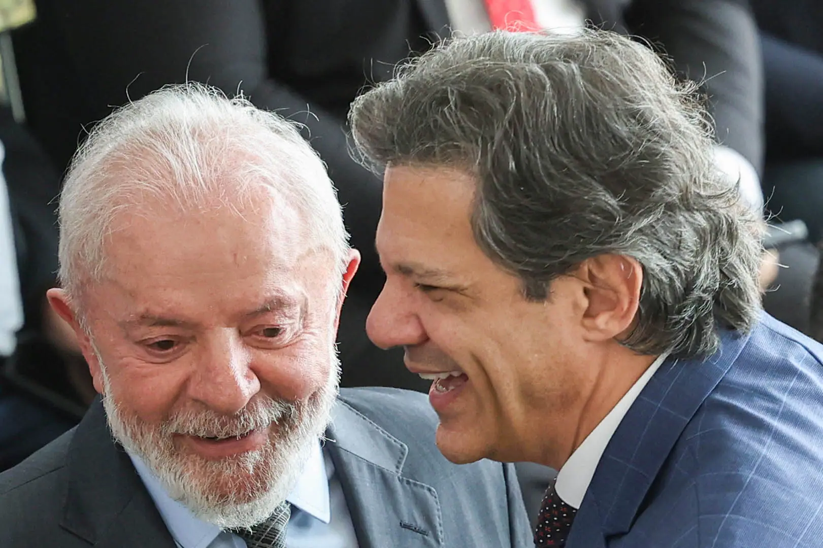 O presidente Luiz Inácio Lula da Silva acompanhado do ministro, Fernando Haddad, durante cerimônia de lançamento do programa “Crédito do Trabalhador”, em Brasília, DF (12/3/2025) | Foto: Antonio Cruz/Agência Brasil