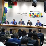 O ministro da Fazenda, Fernando Haddad, e a ministra do Planejamento e Orçamento, Simone Tebet, durante divulgação dos dados do Relatório de Avaliação de Receitas e Despesas Primárias do 2º bimestre de 2025, em Brasília, DF (22/5/2025)