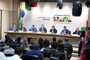 O ministro da Fazenda, Fernando Haddad, e a ministra do Planejamento e Orçamento, Simone Tebet, durante divulgação dos dados do Relatório de Avaliação de Receitas e Despesas Primárias do 2º bimestre de 2025, em Brasília, DF (22/5/2025)