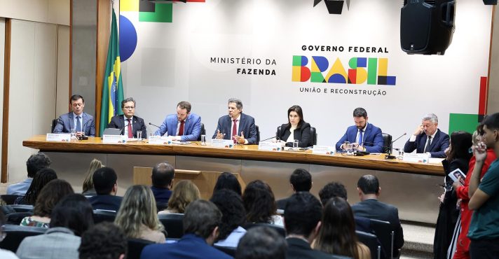 O ministro da Fazenda, Fernando Haddad, e a ministra do Planejamento e Orçamento, Simone Tebet, durante divulgação dos dados do Relatório de Avaliação de Receitas e Despesas Primárias do 2º bimestre de 2025, em Brasília, DF (22/5/2025)