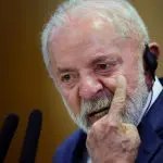 O presidente do Brasil, Luiz Inácio Lula da Silva, reage enquanto discursa no Palácio do Planalto, em Brasília, Brasil (22/4/2025) | Foto: Reuters/Adriano Machado