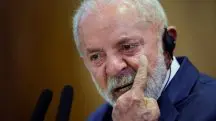 O presidente do Brasil, Luiz Inácio Lula da Silva, reage enquanto discursa no Palácio do Planalto, em Brasília, Brasil (22/4/2025) | Foto: Reuters/Adriano Machado