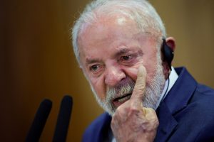 O presidente do Brasil, Luiz Inácio Lula da Silva, reage enquanto discursa no Palácio do Planalto, em Brasília, Brasil (22/4/2025) | Foto: Reuters/Adriano Machado