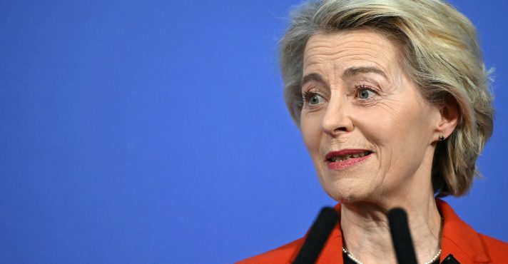 A presidente da Comissão Europeia, Ursula von der Leyen | Foto: JUSTIN TALLIS/Pool via REUTERS
