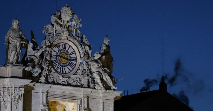 Fumaça preta da chaminé em cima da Capela Sistina | Foto: REUTERS/Murad Sezer