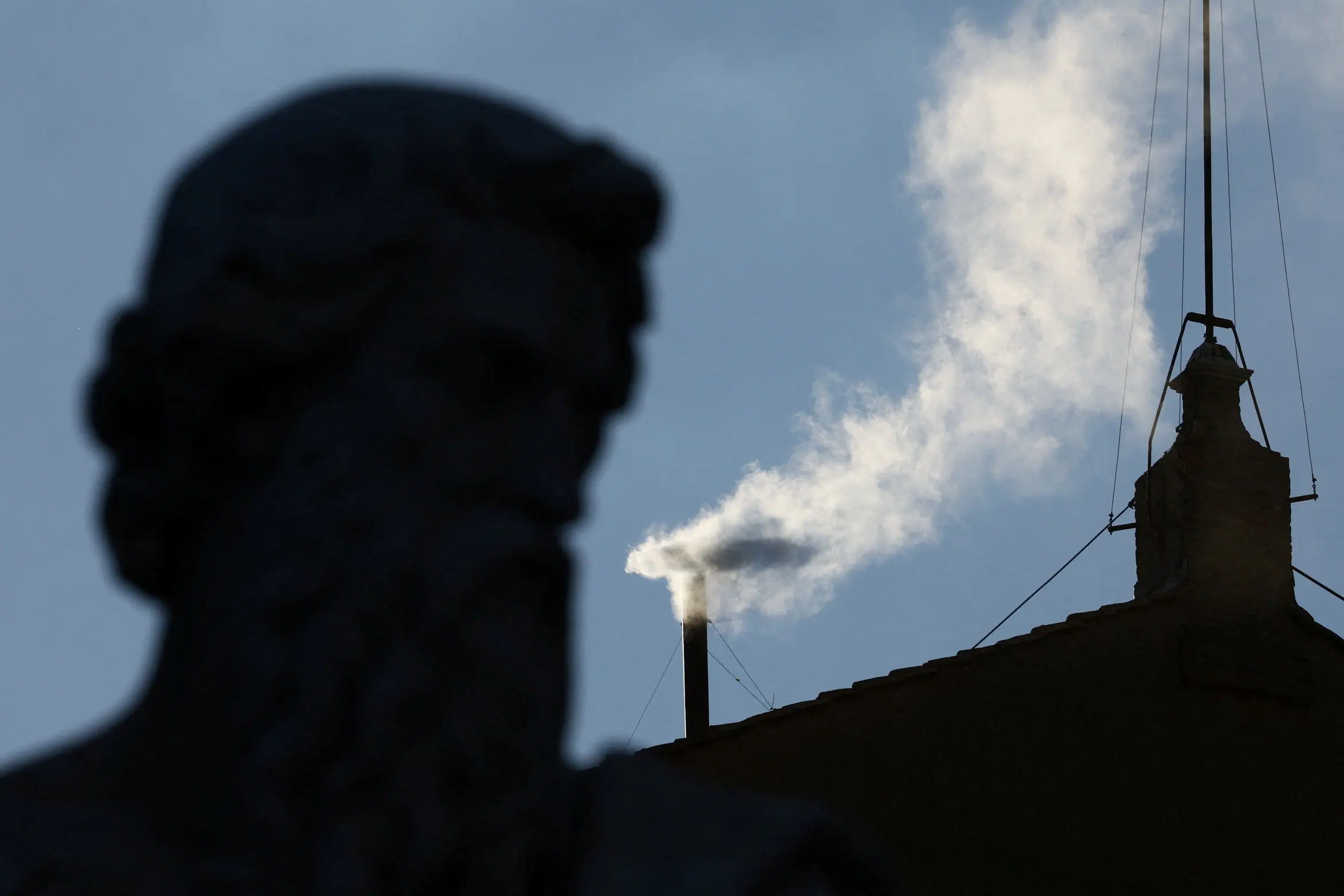 Fumaça branca saíndo da chaminé instalada na Capela Sistina, no Vaticano, indica a eleição do novo Papa. | Foto: REUTERS/Yara Nardi