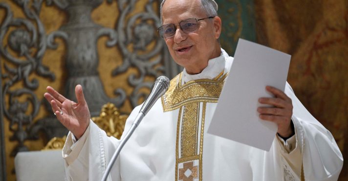 Papa Leão XIV durante sua primeira missa na Capela Sistina | Foto: Vatican Media/Simone Risoluti