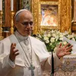 Papa Leão XIV gesticula durante uma visita surpresa ao Santuário da Mãe do Bom Conselho em Genazzano, Roma, na Itália - 10/5/2025 | Foto: Francesco Sforza/Vatican Media/Handout/Reuters