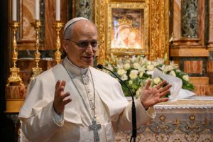 Papa Leão XIV gesticula durante uma visita surpresa ao Santuário da Mãe do Bom Conselho em Genazzano, Roma, na Itália - 10/5/2025 | Foto: Francesco Sforza/Vatican Media/Handout/Reuters