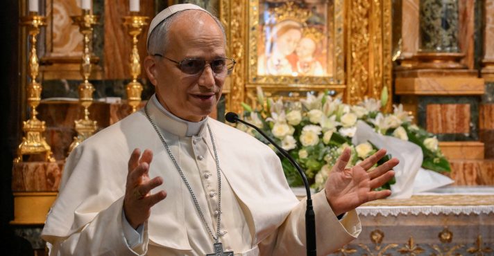 Papa Leão XIV gesticula durante uma visita surpresa ao Santuário da Mãe do Bom Conselho em Genazzano, Roma, na Itália - 10/5/2025 | Foto: Francesco Sforza/Vatican Media/Handout/Reuters