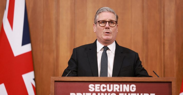 O primeiro-ministor do Reino Unido, Keir Starmer, em coletiva de imprensa sobre imigração | Foto: Ian Vogler/Pool via REUTERS