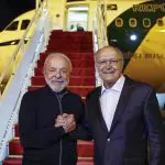Presidente da República, Luiz Inácio Lula da Silva, acompanhado do Vice-presidente e ministro da Industria e comercio, Geraldo Alckmin durante partida para Casablanca. Base Aérea de Brasília (6/5/2025) | Foto: Ricardo Stuckert/PR