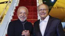 Presidente da República, Luiz Inácio Lula da Silva, acompanhado do Vice-presidente e ministro da Industria e comercio, Geraldo Alckmin durante partida para Casablanca. Base Aérea de Brasília (6/5/2025) | Foto: Ricardo Stuckert/PR