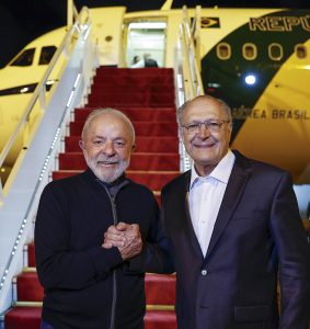 Presidente da República, Luiz Inácio Lula da Silva, acompanhado do Vice-presidente e ministro da Industria e comercio, Geraldo Alckmin durante partida para Casablanca. Base Aérea de Brasília (6/5/2025) | Foto: Ricardo Stuckert/PR