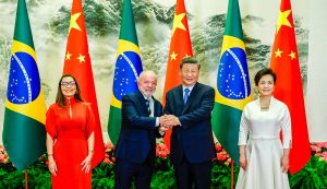 Presidente Lula e a primeira-dama Janja durante a cerimônia de boas-vindas, no Grande Palácio do Povo, em Pequim, na China