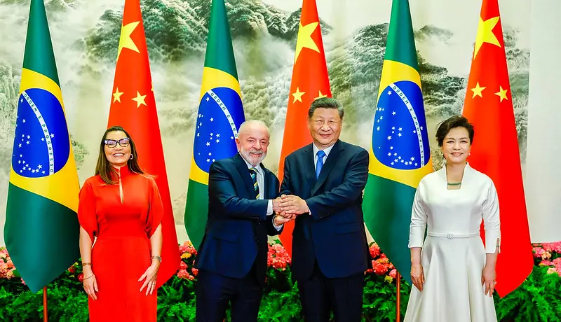 Presidente Lula e a primeira-dama Janja durante a cerimônia de boas-vindas, no Grande Palácio do Povo, em Pequim, na China