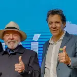 Presidente da República, Luiz Inácio Lula da Silva, durante a cerimônia de retomada das operações do Porto de Itajaí, ao lado do ministro da Fazenda, Fernando Haddad