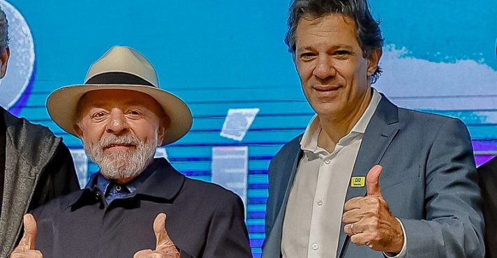 Presidente da República, Luiz Inácio Lula da Silva, durante a cerimônia de retomada das operações do Porto de Itajaí, ao lado do ministro da Fazenda, Fernando Haddad