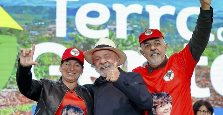 Presidente da República, Luiz Inácio Lula da Silva, em cerimônia de entregas do Programa Terra da Gente no Estado do Paraná
