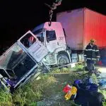 Acidente entre carreta e van em MG