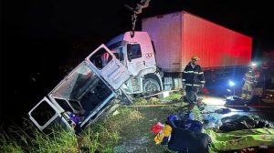 Acidente entre carreta e van em MG