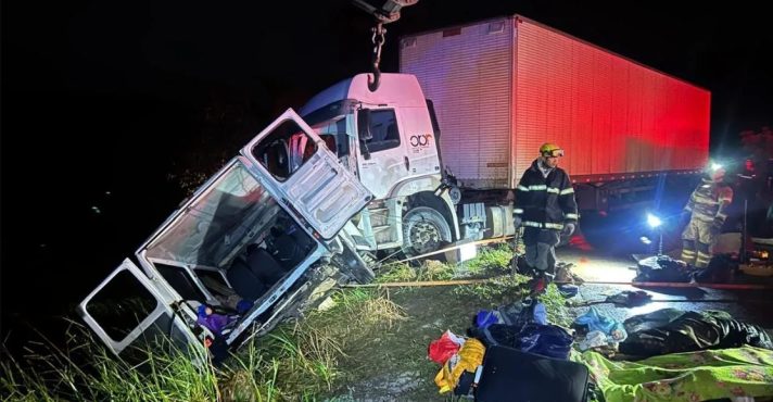 Acidente entre carreta e van em MG