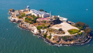 Temida pela bandidagem no passado, Alcatraz inspirou diversos filmes que abordavam o rígido sistema da penitenciária localizada na Baía de São Francisco, na Califórnia | Foto: Reprodução/Twitter/X