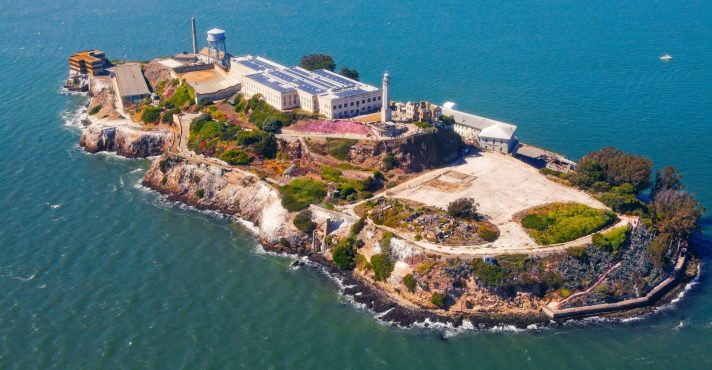 Temida pela bandidagem no passado, Alcatraz inspirou diversos filmes que abordavam o rígido sistema da penitenciária localizada na Baía de São Francisco, na Califórnia | Foto: Reprodução/Twitter/X