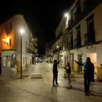 Amigos se cumprimentam em uma rua comercial iluminada, um dia depois de um grande apagão repentino na Península Ibérica, em Ronda, Espanha - 29/5/2025 | Foto: Jon Nazca/Reuters
