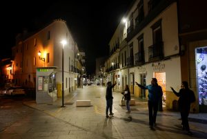 Amigos se cumprimentam em uma rua comercial iluminada, um dia depois de um grande apagão repentino na Península Ibérica, em Ronda, Espanha - 29/5/2025 | Foto: Jon Nazca/Reuters