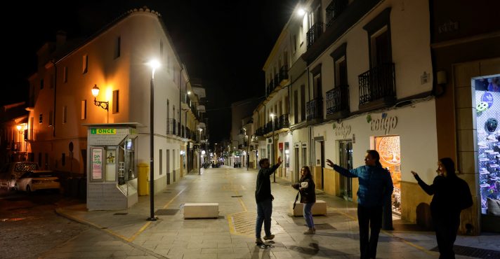 Amigos se cumprimentam em uma rua comercial iluminada, um dia depois de um grande apagão repentino na Península Ibérica, em Ronda, Espanha - 29/5/2025 | Foto: Jon Nazca/Reuters