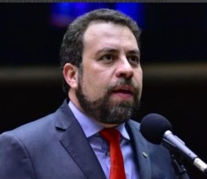 O deputado do Psol/SP, Guilherme Boulos: discurso em favor da censura, segundo jurista | Foto: Zeca Ribeiro/Câmara dos Deputados