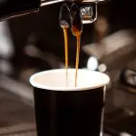A inflação do café atingiu mais de 85% de junho de 1994 a maio de 1995, influenciada pelo último mês antes da nova moeda | Foto: KamranAydinov/Freepik