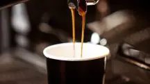 A inflação do café atingiu mais de 85% de junho de 1994 a maio de 1995, influenciada pelo último mês antes da nova moeda | Foto: KamranAydinov/Freepik