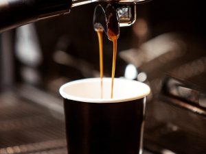A inflação do café atingiu mais de 85% de junho de 1994 a maio de 1995, influenciada pelo último mês antes da nova moeda | Foto: KamranAydinov/Freepik