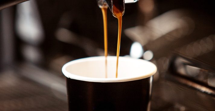 A inflação do café atingiu mais de 85% de junho de 1994 a maio de 1995, influenciada pelo último mês antes da nova moeda | Foto: KamranAydinov/Freepik