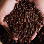 Com a alta de mais de 80%, o café registrou a maior variação de preços entre os 377 bens e serviços que compõem a cesta do IPCA | Foto: Pressfoto/Freepik