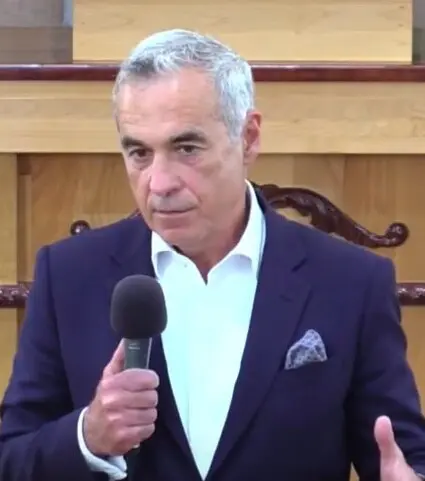 Calin Georgescu é um político de direita da Romênia que teve candidatura anulada por uso indevido do TikTok