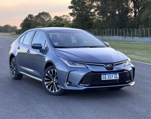 Desde 1992 no mercado brasileiro, o Toyota Corolla já passou por várias reestilizações, mas sua principal virtude, segundo especialistas, é a durabilidade | Foto: Reprodução/Twitter/X