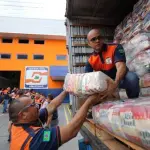 Agentes da Defesa Civil distribuem cestas básicas em cidade atingida pelo alto nível das águas no Amazonas | Foto: Divulgação/DCAM
