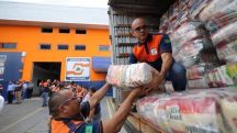 Agentes da Defesa Civil distribuem cestas básicas em cidade atingida pelo alto nível das águas no Amazonas | Foto: Divulgação/DCAM