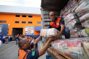 Agentes da Defesa Civil distribuem cestas básicas em cidade atingida pelo alto nível das águas no Amazonas | Foto: Divulgação/DCAM