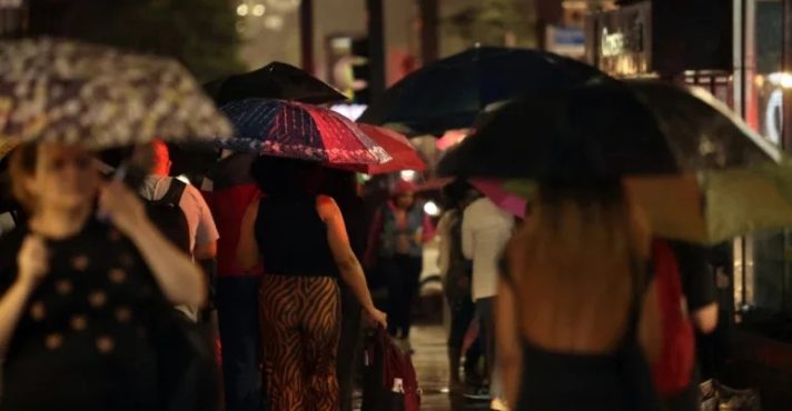 Fim de semana se aproxima e meteorologistas chamam a atenção para o alto volume de chuvas, especialmente no litoral | Foto: Paulo Pinto/Agência Brasil