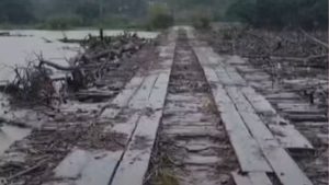 Destruição parcial da ponte do Passo do Umbu, sobre o Rio Ibicuí | Foto: Divulgação/ Defesa Civil