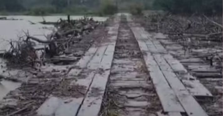Destruição parcial da ponte do Passo do Umbu, sobre o Rio Ibicuí | Foto: Divulgação/ Defesa Civil