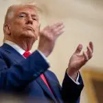 Programa de deportação voluntária pode representar economia de até 70% ao governo Trump | Foto: Daniel Torok/Casa Branca