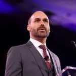 PL argumenta que Eduardo Bolsonaro não pode ser alvo de investigação por opiniões públicas, mesmo que licenciado do cargo | Foto: Reprodução/Flickr