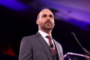 PL argumenta que Eduardo Bolsonaro não pode ser alvo de investigação por opiniões públicas, mesmo que licenciado do cargo | Foto: Reprodução/Flickr